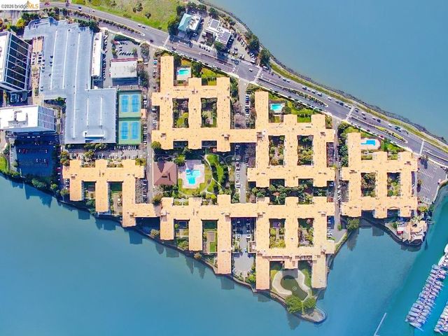 2 Commodore Drive D273, Emeryville, CA 94608