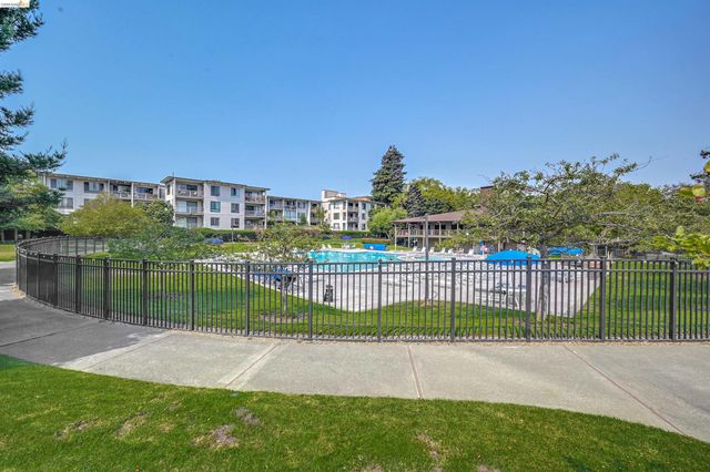 2 Commodore Drive D273, Emeryville, CA 94608