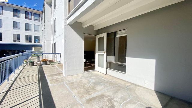 2 Commodore Drive D273, Emeryville, CA 94608