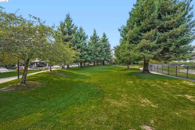 2 Commodore Drive D273, Emeryville, CA 94608