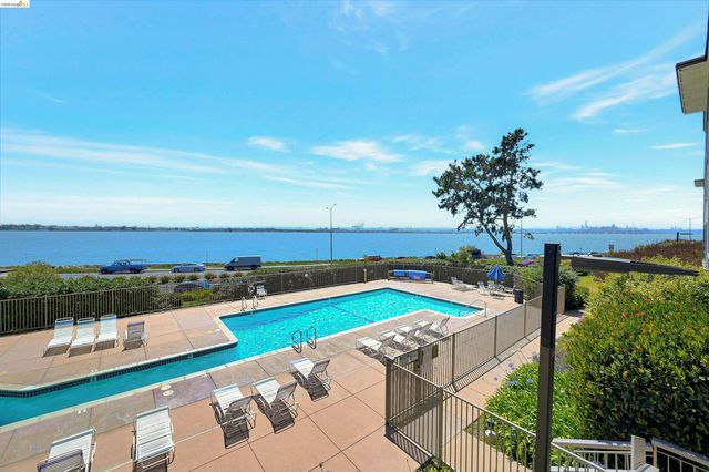 2 Commodore Drive D273, Emeryville, CA 94608