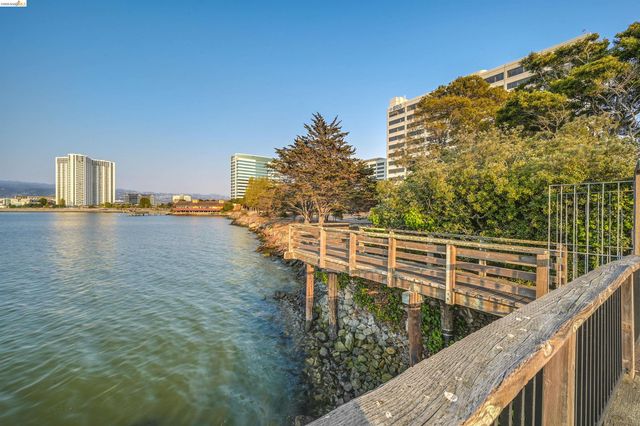 2 Commodore Drive D273, Emeryville, CA 94608