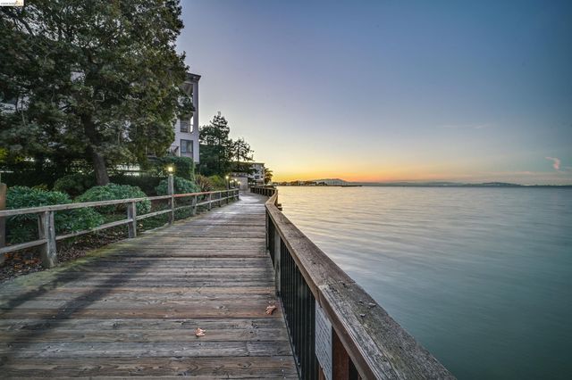 2 Commodore Drive D273, Emeryville, CA 94608
