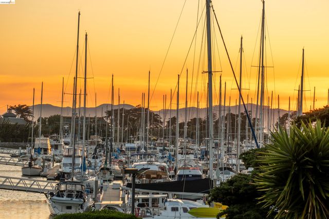 2 Commodore Drive D273, Emeryville, CA 94608