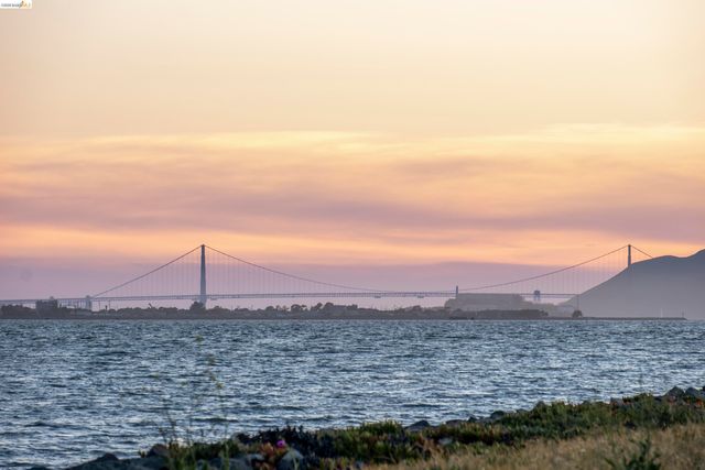 2 Commodore Drive D273, Emeryville, CA 94608