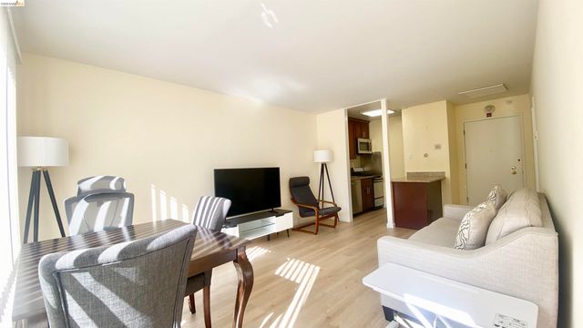 2 Commodore Drive D273, Emeryville, CA 94608