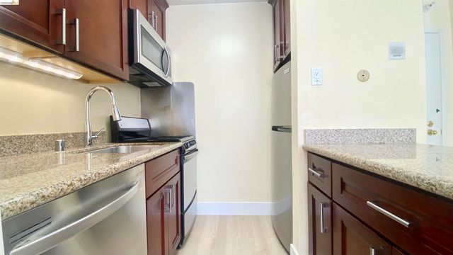 2 Commodore Drive D273, Emeryville, CA 94608