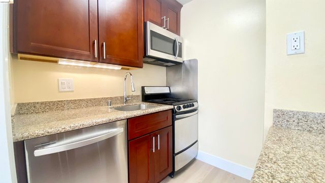 2 Commodore Drive D273, Emeryville, CA 94608