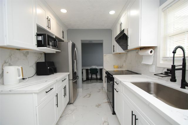 104 12th Avenue N, Texas City, TX 77590