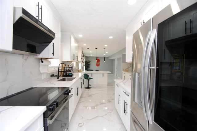 104 12th Avenue N, Texas City, TX 77590