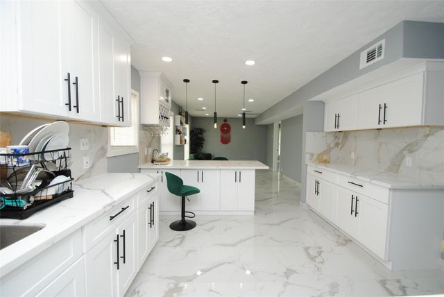 104 12th Avenue N, Texas City, TX 77590