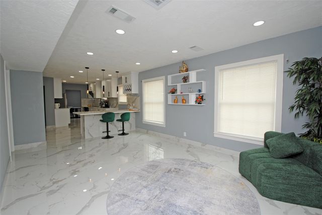104 12th Avenue N, Texas City, TX 77590