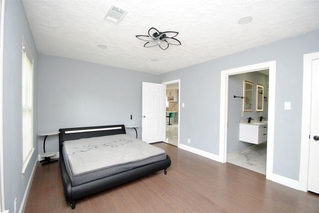 104 12th Avenue N, Texas City, TX 77590