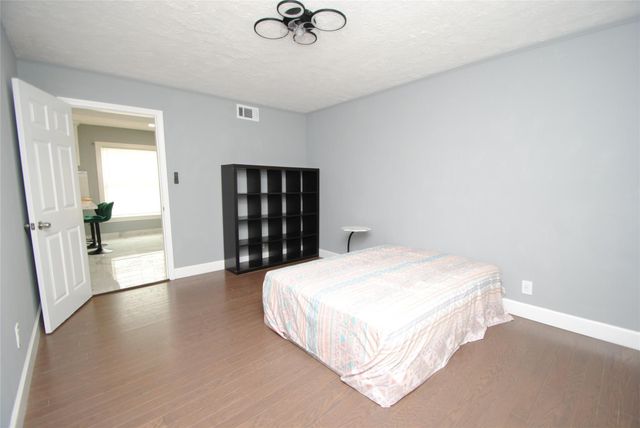 104 12th Avenue N, Texas City, TX 77590