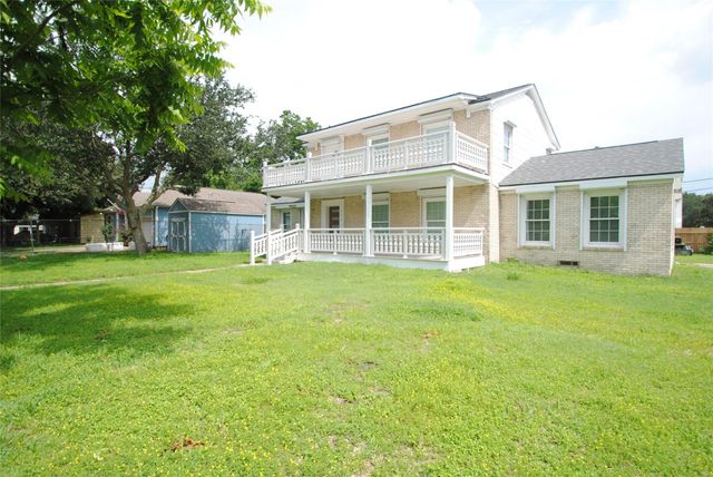 104 12th Avenue N, Texas City, TX 77590