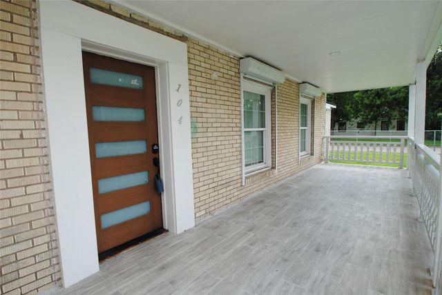 104 12th Avenue N, Texas City, TX 77590