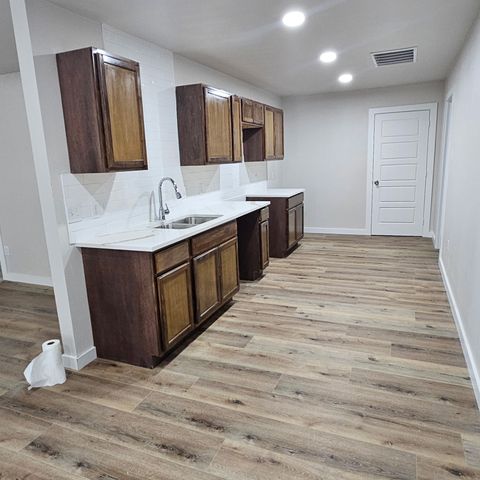 2901 Silkwood Street, Dallas, TX 75215