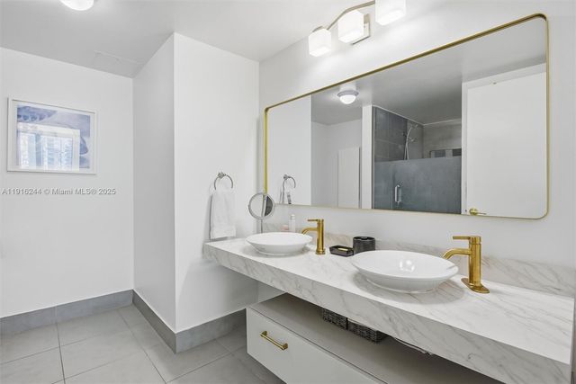 92 SW 3rd St 1604, Miami, FL 33130