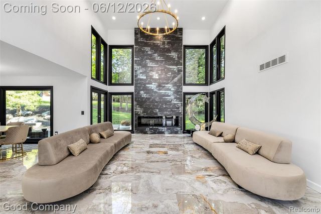 3176 Chambord Drive, West Bloomfield, MI 48323