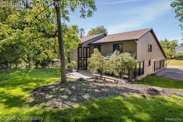 3176 Chambord Drive, West Bloomfield, MI 48323