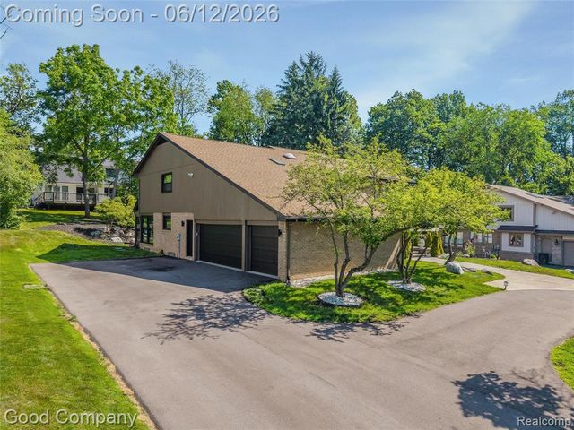 3176 Chambord Drive, West Bloomfield, MI 48323