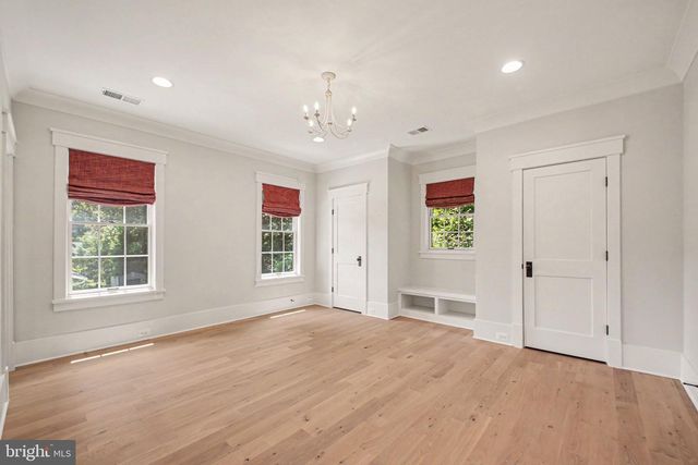 2516 RAMBLING RD, Vienna, VA 22181