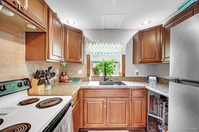 394 S Elm Street, Lapeer, MI 48446