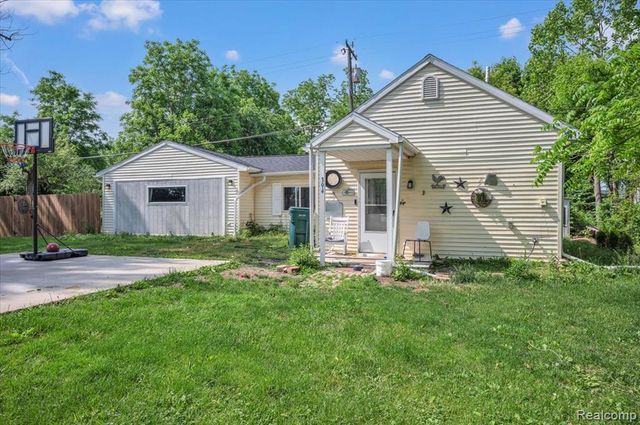 394 S Elm Street, Lapeer, MI 48446