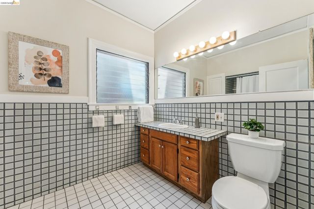 455 Lagunitas Ave, Oakland, CA 94610