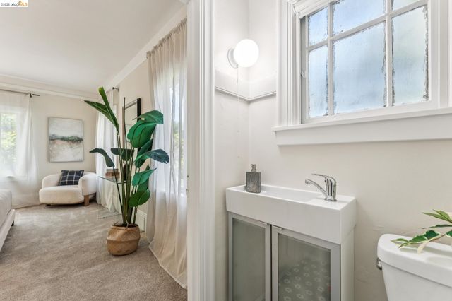 455 Lagunitas Ave, Oakland, CA 94610