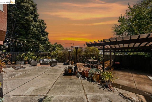 455 Lagunitas Ave, Oakland, CA 94610