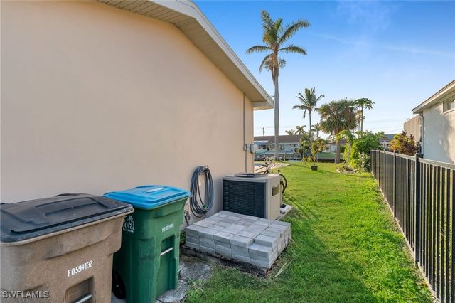 4926 Triton CT W, Cape Coral, FL 33904