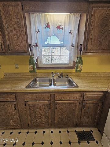 165 Sun Valley Street, Cedar Bluff, VA 24609