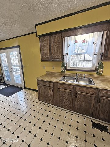 165 Sun Valley Street, Cedar Bluff, VA 24609