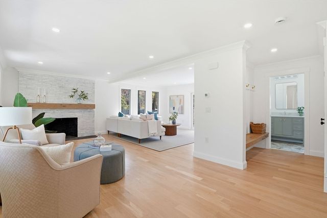 26 Old Pottery Ln, Norwell, MA 02061