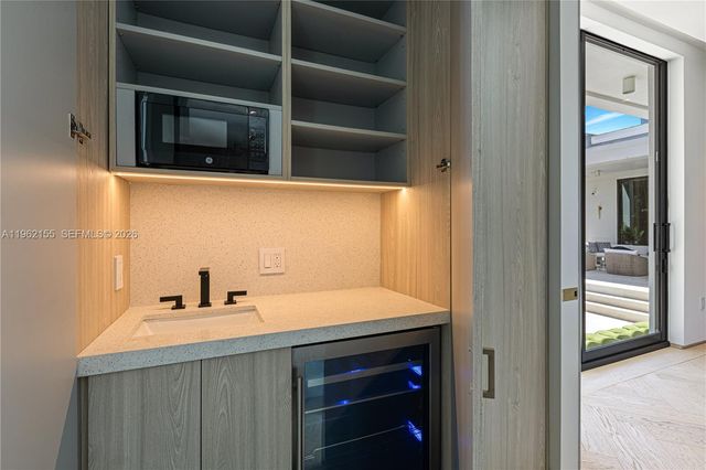 2499 N Meridian Ave, Miami Beach, FL 33140