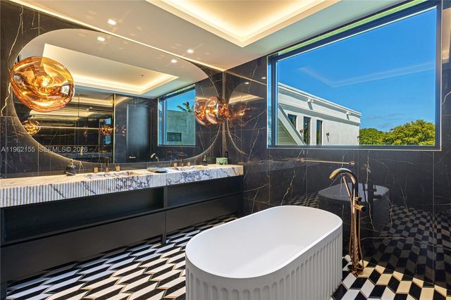 2499 N Meridian Ave, Miami Beach, FL 33140