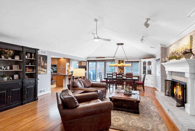 1415 W Hawthorne Street, Arlington Heights, IL 60005