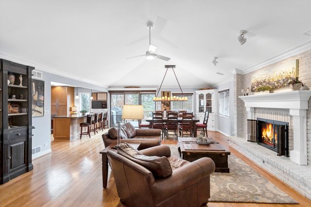 1415 W Hawthorne Street, Arlington Heights, IL 60005