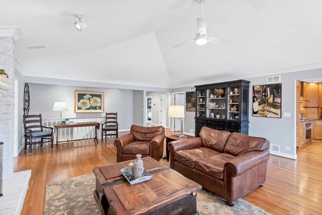 1415 W Hawthorne Street, Arlington Heights, IL 60005