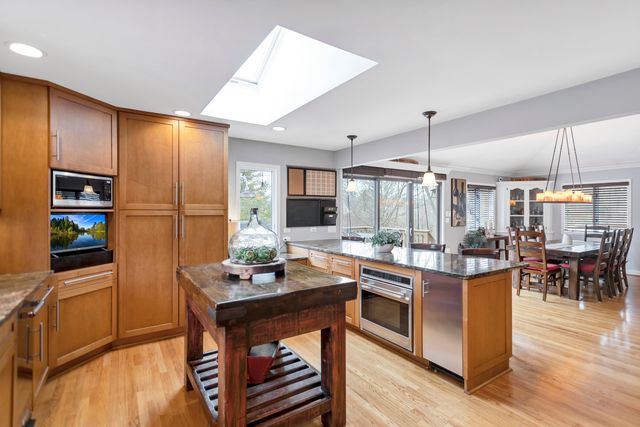 1415 W Hawthorne Street, Arlington Heights, IL 60005