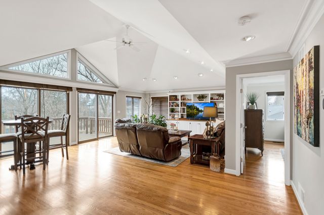 1415 W Hawthorne Street, Arlington Heights, IL 60005