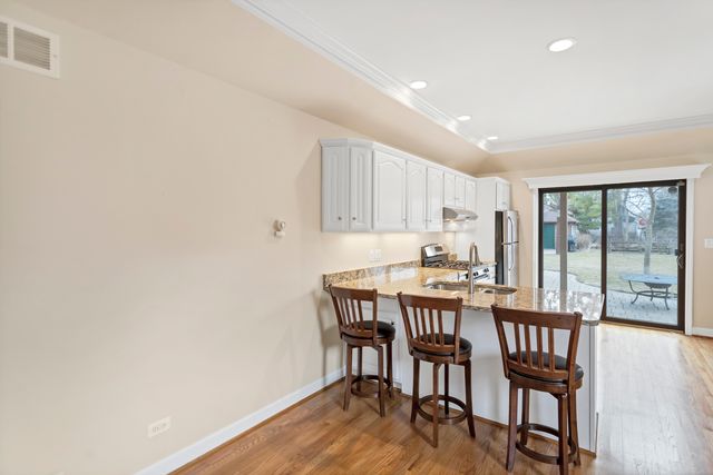 1415 W Hawthorne Street, Arlington Heights, IL 60005
