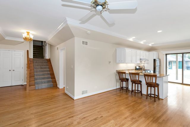 1415 W Hawthorne Street, Arlington Heights, IL 60005