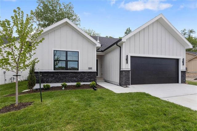 9735 N Lucerne Avenue, Kansas City, MO 64153