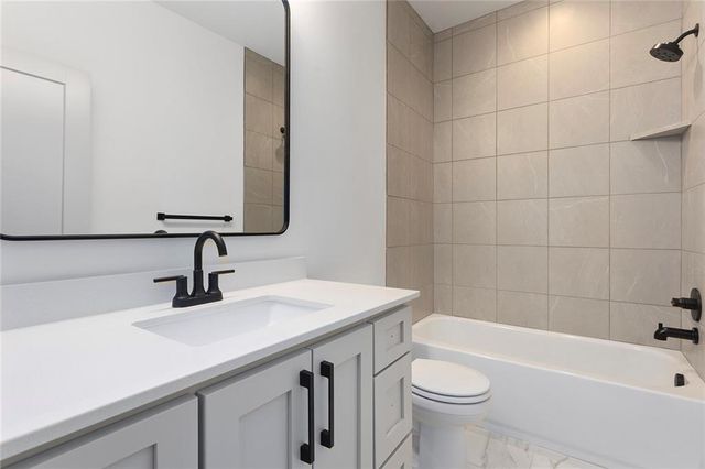 9735 N Lucerne Avenue, Kansas City, MO 64153