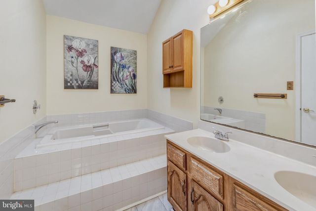 5 THORNFIELD CIR, Sewell, NJ 08080