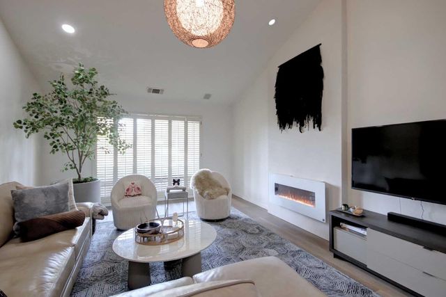 11418 Coloma Rd, Gold River, CA 95670