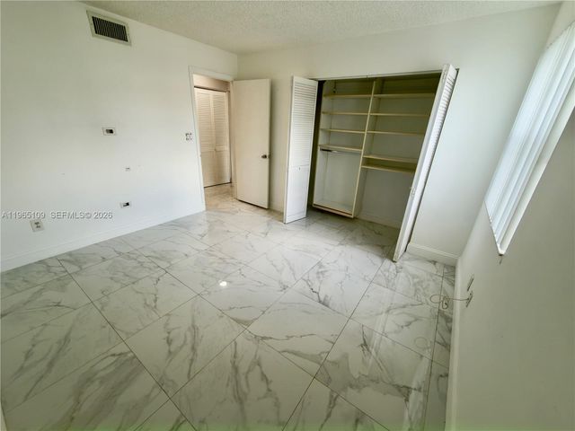 1086 N Hiatus Rd 1086, Pembroke Pines, FL 33026