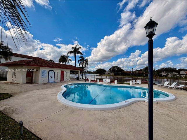 1086 N Hiatus Rd 1086, Pembroke Pines, FL 33026